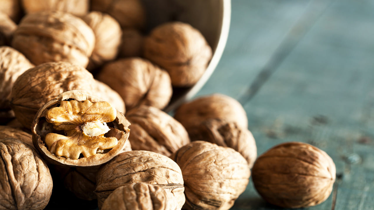 వాల్‌నట్స్. వాల్‌నట్స్‌లో ఒమేగా 3, మంచి కొవ్వులు పుష్కలంగా ఉంటాయి. ఇది హార్మోన్ల సమతుల్యతను కాపాడటానికి సహాయపడుతుంది. PCOD సమస్యకు ప్రధాన కారణం హార్మోన్ల అసమతుల్యతే. మనం దీనిని వాల్‌నట్స్‌తో నియంత్రించవచ్చు.