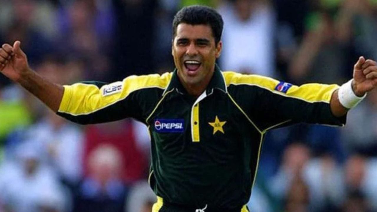 3. వకార్ యూనిస్ (పాకిస్థాన్): పాకిస్థాన్ స్పీడ్ గన్ వకార్ యూనిస్ బౌలింగ్‌లో ఎందరో బ్యాటర్లను వణికించాడు. కానీ, బ్యాటింగ్‌లో ఆయన పేరిట ఒక అరుదైన రికార్డు ఉంది. 262 వన్డేల్లో ఆయన 969 పరుగులు చేశాడు. ఒక్క హాఫ్ సెంచరీ కూడా లేని ఆయన వన్డే కెరీర్‌లో అత్యధిక స్కోరు 37 పరుగులు. బౌలింగ్‌లో 416 వికెట్లు తీసిన రికార్డు ఈయన సొంతం.