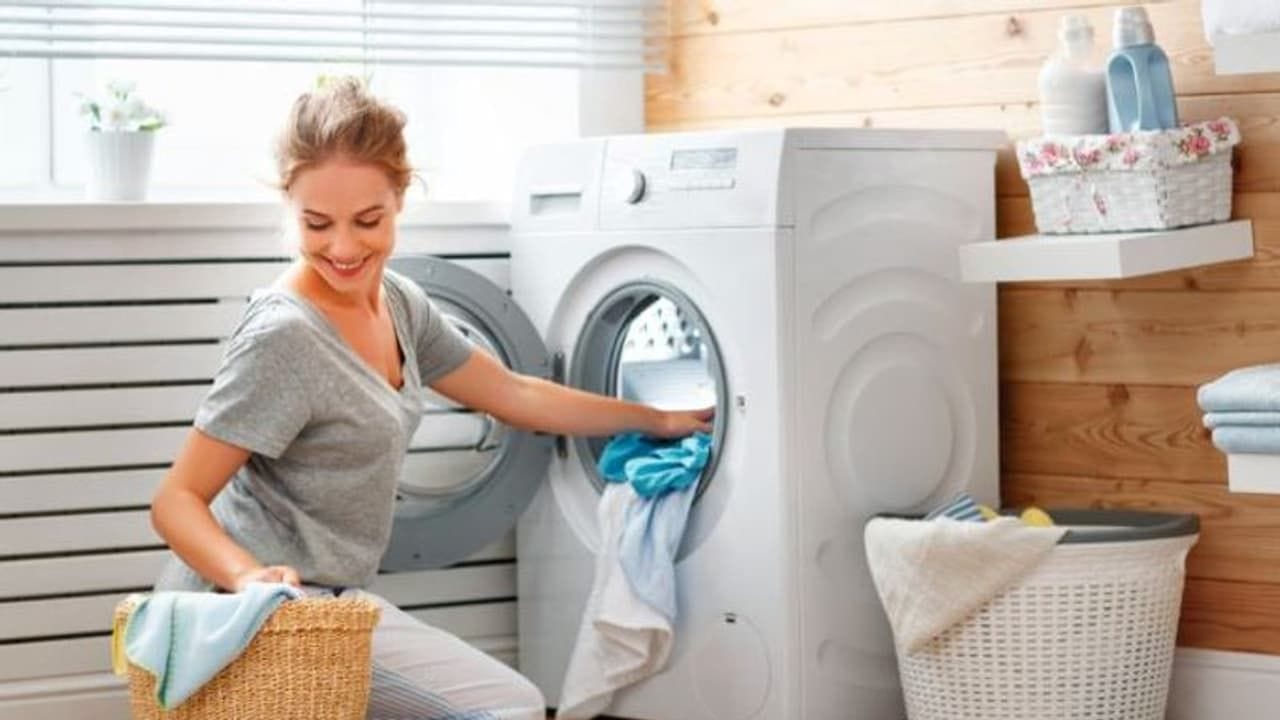 తట్టు బ్యాగులు: ఈ మధ్య కాలంలో చాలా మంది పర్యావరణం కోసం తట్టు సంచులను వాడుతున్నారు. వీటిలోనే కూరగాయలు, నిత్యావసరాలు సరుకులను తీసుకొస్తున్నారు. అయితే వీటిని ఎక్కువగా వాడడం వల్ల బ్యాక్టీరియా చేరే అవకాశం ఉంది. కాబట్టి వీటిని లోపలి వైపునకు తిప్పి, తేలికపాటి డిటర్జెంట్‌తో మెషీన్‌లో వేస్తే క్రిములు నశిస్తాయి. అలాగే బ్యాగ్‌లు కూడా శుభ్రంగా మారుతాయి.