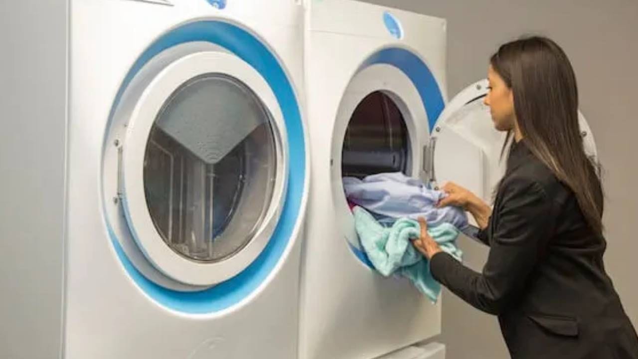 పెంపుడు జంతువుల కాలర్లు : మనం పెంచుకునే కుక్కలు లేదా పిల్లుల మెడలో వేసే కాలర్లు త్వరగా మురికిగా మారి బ్యాక్టీరియాకు నిలయమవుతాయి. అయితే ఈ ఫ్యాబ్రిక్ కాలర్లను కూడా మనం వాషింగ్ మెషీన్‌లో సులభంగా శుభ్రం చేయవచ్చు. అయితే వీటిని ఉతికేప్పుడు మెటల్ బకిల్స్ మెషీన్‌కు తగలకుండా జాగ్రత్త వహించడం చాలా ముఖ్యం.