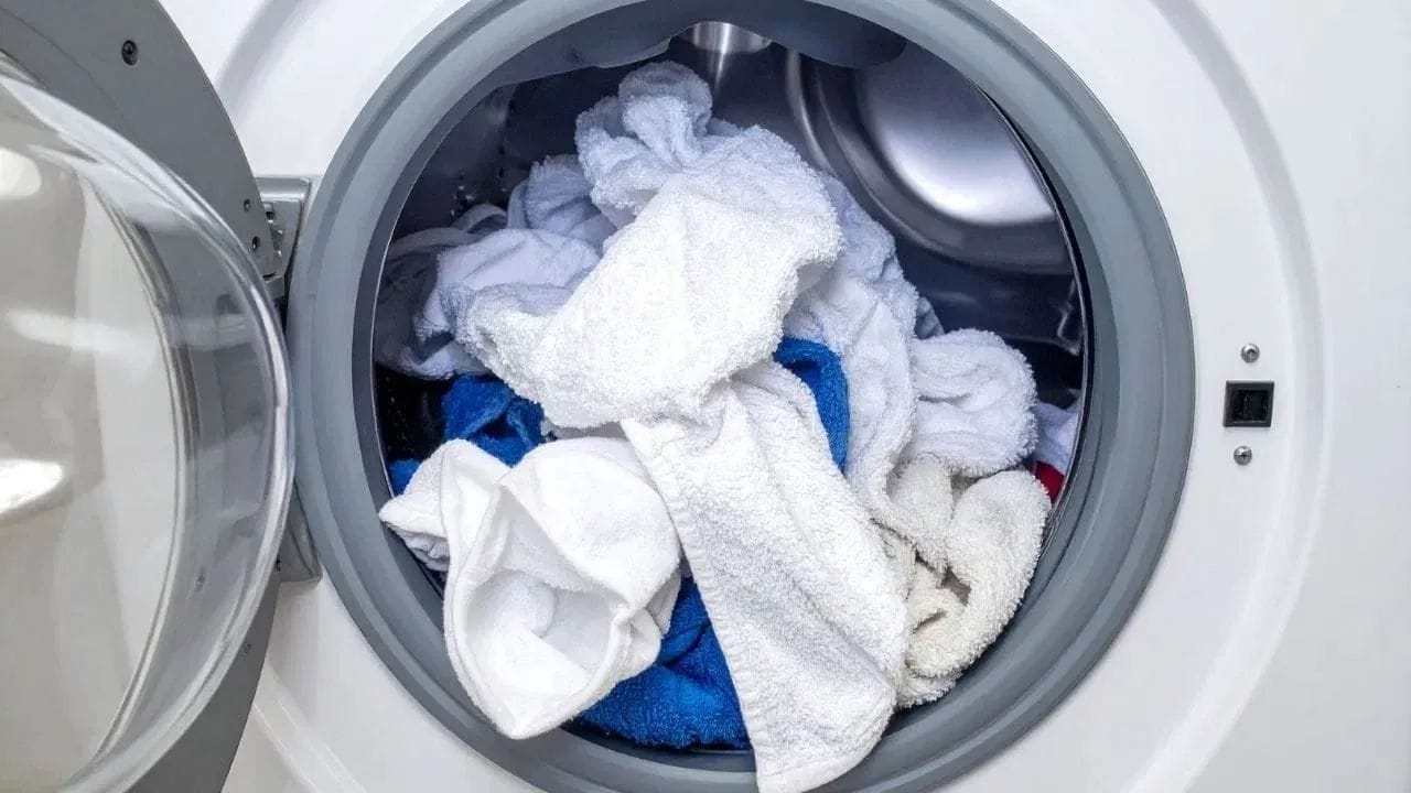 బ్యాక్‌ప్యాక్‌లు: స్కూల్ పిల్లల బ్యాగుల నుండి ఆఫీసు బ్యాగుల వరకు దుమ్ము, చెమట వల్ల దుర్వాసన వస్తుంటాయి. వీటిని చేత్తో ఉతకడం చాలా కష్టం. కాబట్టి వీటని కూడా మనం వాషింగ్ మిషన్‌లో వేసి ఉతకొచ్చు. ఇందుకోసం ముందుగా బ్యాగ్‌ని ఖాళీ చేసి దుమ్మును పూర్తిగా దులపండి. తర్వాత బ్యాగ్‌ను ఒక లాండ్రీ బ్యాగ్‌లో ఉంచి, వాషింగ్ మిషన్‌ను జెంటిల్ మోడ్ లో ఉంచి తక్కువ డిటర్జెంట్‌తో ఉతికితే బ్యాగ్ కొత్తదానిలా మెరుస్తుంది.