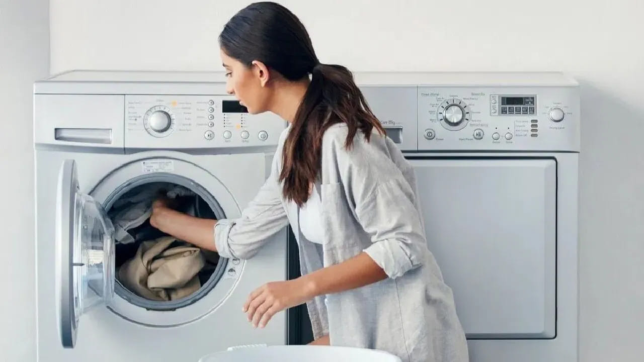 సెట్టింగ్‌ల పట్ల నిర్లక్ష్యం: చాలామంది మెషీన్ కొన్నప్పుడు ఇచ్చే యూజర్ మాన్యువల్‌ను అస్సలు చదవరు. ప్రతి వస్త్రానికి ఒక ప్రత్యేకమైన వాషింగ్ మోడ్ ఉంటుంది. సరైన సెట్టింగ్ ఎంచుకోకపోతే బట్టలు రంగు వెలిసిపోవడం లేదా చిరిగిపోయే ప్రమాదం ఉంది. మాన్యువల్ చదవడం వల్ల మెషీన్ పనితీరును మెరుగుపరచవచ్చు.
