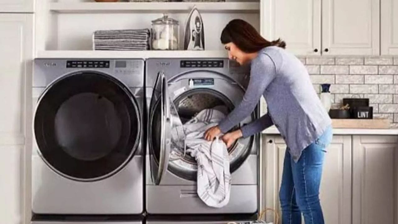 యోగా మ్యాట్‌లు: వ్యాయామం చేసేటప్పుడు వచ్చే చెమట వల్ల యోగా మ్యాట్‌లు త్వరగా మురికిగా మారుతాయి. మీ యోగా మ్యాట్ వాటర్-ఫ్రెండ్లీ మెటీరియల్ అయితే, దానిని చల్లటి నీటిలో జెంటిల్ సైకిల్‌లో ఉతకండి. అయితే ఉతికేప్పుడు కఠినమైన రసాయనాలు లేదా ఫ్యాబ్రిక్ సాఫ్ట్‌నర్‌లను వాడకండి, ఎందుకంటే ఇది మ్యాట్ గ్రిప్‌ను పాడు చేయవచ్చు. అయితే, ఏ వస్తువునైనా మెషీన్‌లో వేసే ముందు దానిపై ఉన్న వాష్ కేర్ లేబుల్ ను ఒకసారి తనిఖీ చేసుకోవడం మాత్రం మర్చిపోవద్దు. (Note : పైన పేర్కొన్న అంశాలు ఇంటర్నెట్ నుంచి సేకరించి సమాచారం మేరకు అందించబడినవి.. వీటిని Tv9 దృవీకరించడ లేదు)