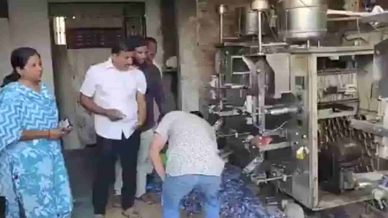 Hyderabad: వాటర్ ప్యాకెట్ తీసుకుంటున్నారా..? వామ్మో.. ఇలాంటి కల్తీతో జాగ్రత్త