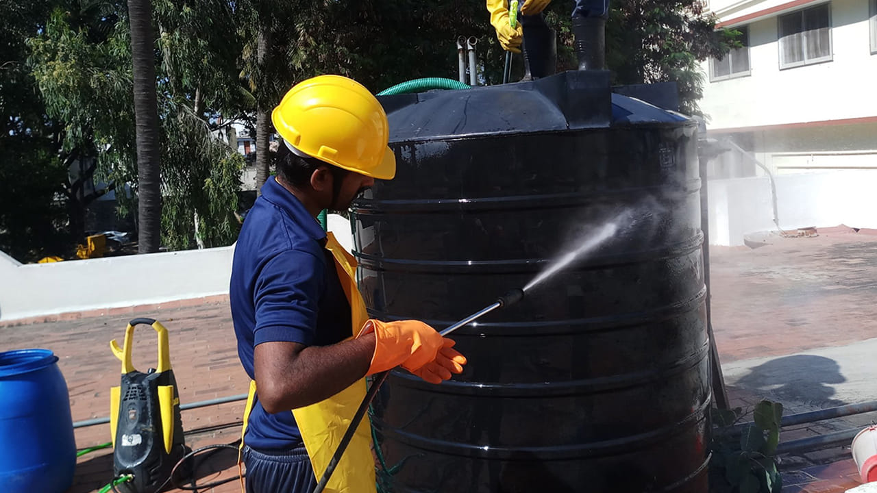 మన ఇంటి వాటర్ ట్యాంక్ అడుగున ఇసుక, బురద పేరుకుపోయి ఉంటే అది మన ఆరోగ్యానికి అస్సలు మంచిది కాదు. ఈ మురికి నీటి వల్ల కుళాయిలు జామ్ అవ్వడమే కాకుండా, స్నానం చేసేటప్పుడు చర్మ సమస్యలు కూడా వచ్చే అవకాశం ఉంది. అందుకే ట్యాంక్ క్లీనింగ్ చాలా ముఖ్యం.