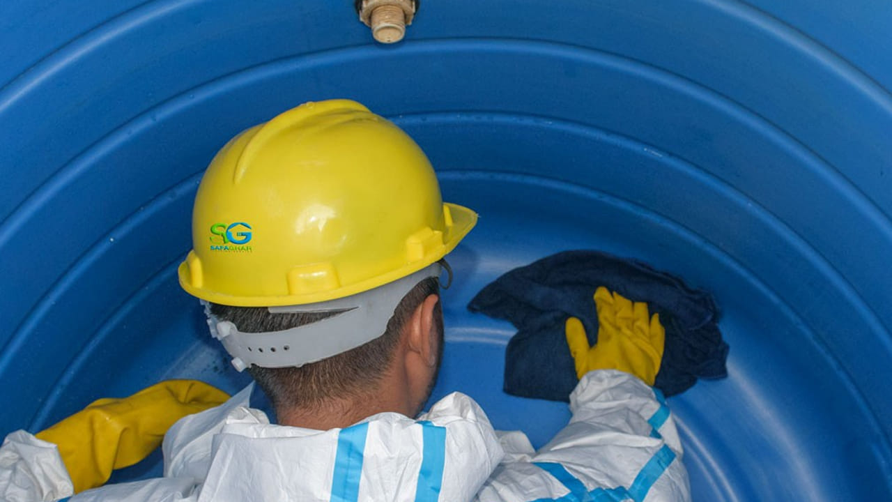 ట్యాంక్ క్లీన్ చేయడానికి ఒక ప్లాస్టిక్ బాటిల్, పైపును ఎలా సిద్ధం చేసుకోవాలో ఇక్కడ చూడవచ్చు. బాటిల్‌కు రంధ్రాలు చేసి దాన్ని పైపుకు అమర్చడం వల్ల అది ఒక పవర్‌ఫుల్ వాక్యూమ్ లాగా పనిచేస్తుంది. ఇది ఇంట్లోనే రూపాయి ఖర్చు లేకుండా చేసుకునే గొప్ప ఐడియా.