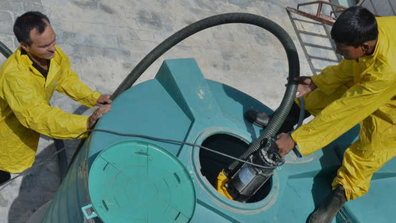 ట్యాంక్ లోపలికి దిగాల్సిన అవసరం లేకుండానే కర్ర సహాయంతో అడుగు భాగం వరకు బాటిల్‌ను తీసుకెళ్లవచ్చు. పైపు ద్వారా సైఫన్ పద్ధతిలో నీరు బయటకు వస్తున్నప్పుడు, అడుగున ఉన్న మురికి అంతా ఆ నీటితో పాటు బయటకు వచ్చేస్తుంది. ఇది శ్రమను బాగా తగ్గిస్తుంది.