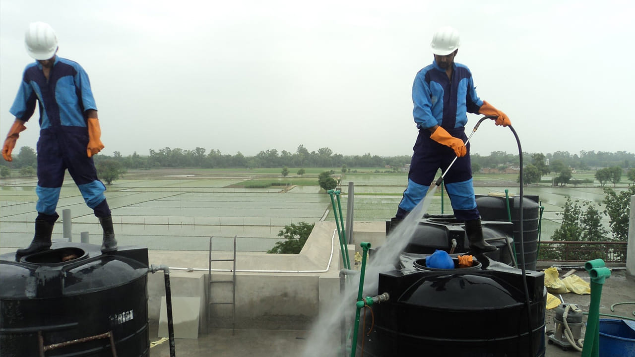 పైపు నుంచి బయటకు వస్తున్న నల్లటి మురికి నీటిని చూస్తే ట్యాంక్ ఎంత అపరిశుభ్రంగా ఉందో మనకు అర్థమవుతుంది. ట్యాంక్‌లో ఉన్న మంచి నీటిని వృధా చేయకుండా కేవలం అడుగున పేరుకుపోయిన మట్టిని మాత్రమే ఈ పద్ధతిలో చాలా సులభంగా బయటకు పంపవచ్చు.