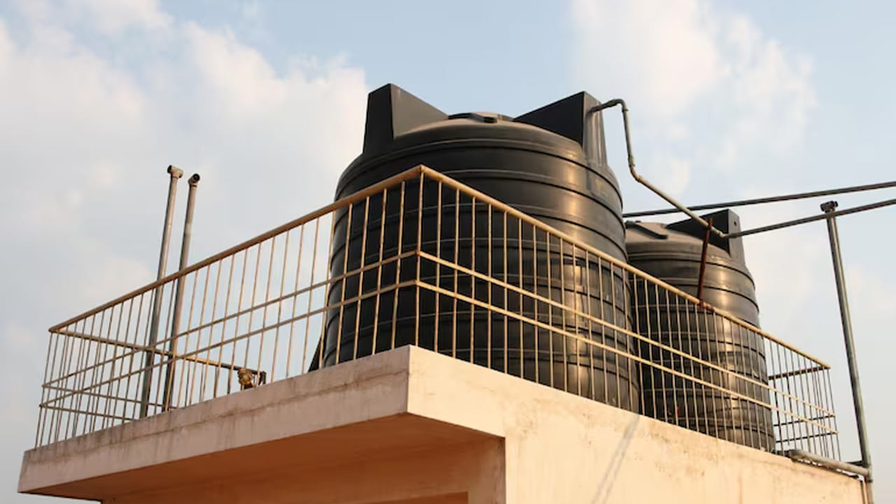 అంతే కాకుండా వాటర్ ట్యాంకులోని నీరు చాలా త్వరగా వేడెక్కకుండా ఉండాలి అంటే, మీ ట్యాంక్‌కు ఇన్సులేషన్ షీట్ లేదా ఫోమ్ కవర్‌ను అమర్చడం కూడా చాలా మంచిది. దీని వలన నీరు చల్లగా ఉంటుంది.