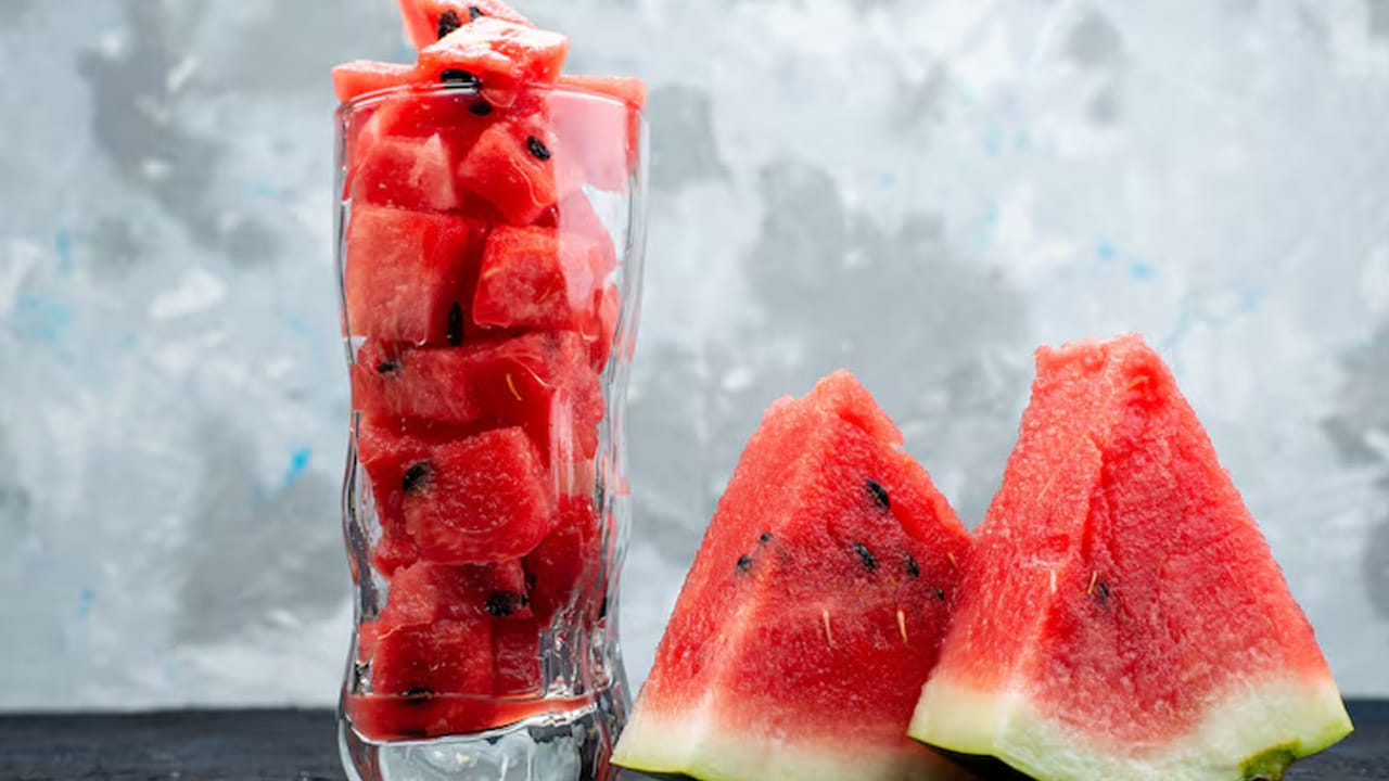 జీర్ణక్రియ సమస్యలు: రాత్రి సమయంలో మన శరీరం విశ్రాంతి స్థితిలోకి వెళ్తుంది, దీనివల్ల జీర్ణక్రియ రేటు (Metabolism) తగ్గుతుంది. పుచ్చకాయ కొంచెం ఆమ్ల గుణాన్ని కలిగి ఉంటుంది. దీనిని రాత్రిపూట తీసుకోవడం వల్ల జీర్ణ ప్రక్రియ నెమ్మదించి, కడుపు ఉబ్బరం లేదా గ్యాస్ వంటి సమస్యలు తలెత్తవచ్చు. ముఖ్యంగా ఇరిటబుల్ బౌల్ సిండ్రోమ్ (IBS) ఉన్నవారు రాత్రిపూట దీనికి దూరంగా ఉండటమే మంచిది.