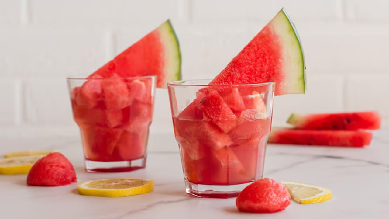 రక్తంలో చక్కెర స్థాయిలు: పుచ్చకాయలో గ్లైసెమిక్ ఇండెక్స్ ఎక్కువగా ఉంటుంది. ఇందులో ఉండే సహజ చక్కెరలు రక్తంలో చక్కెర స్థాయిలను త్వరగా పెంచుతాయి. రాత్రిపూట శారీరక శ్రమ ఉండదు కాబట్టి, ఈ అదనపు చక్కెరలు కొవ్వుగా మారి బరువు పెరగడానికి దారితీయవచ్చు.