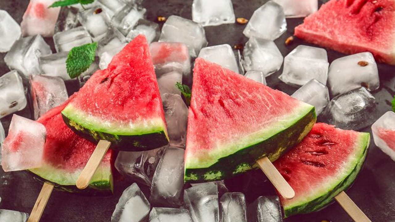 ఏ సమయం ఉత్తమం?: పుచ్చకాయ తినడానికి అత్యంత అనుకూలమైన సమయం ఉదయం లేదా మధ్యాహ్నం. మధ్యాహ్న భోజనానికి ముందు లేదా భోజనం చేసిన రెండు గంటల తర్వాత దీనిని తీసుకోవడం వల్ల శరీరానికి కావాల్సిన హైడ్రేషన్ మరియు పోషకాలు సమర్థవంతంగా అందుతాయి. రాత్రి 7 గంటల తర్వాత పుచ్చకాయ తినకపోవడమే ఆరోగ్యానికి శ్రేయస్కరం అని ఆరోగ్య నిపుణులు సూచిస్తున్నారు.