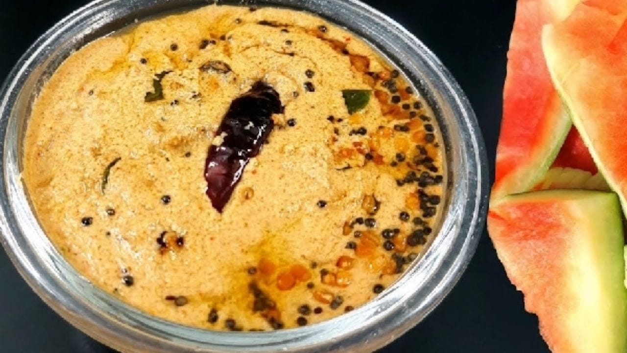 పుచ్చకాయ తొక్క పచ్చడి: మీకు పచ్చళ్లు ఇష్టమైతే, పుచ్చకాయ తొక్కలతో పచ్చడి ట్రై చేయండి. తొక్కలను ఉడికించి పచ్చిమిర్చి, వెల్లుల్లి, చింతపండు లేదా నిమ్మరసంతో కలిపి గ్రైండ్ చేస్తే ఎంతో రుచిగా ఉంటుంది. ఇది దోశలు, ఇడ్లీలు లేదా వేడి అన్నంలోకి నెయ్యి వేసుకుని తింటే అద్భుతంగా ఉంటుంది.