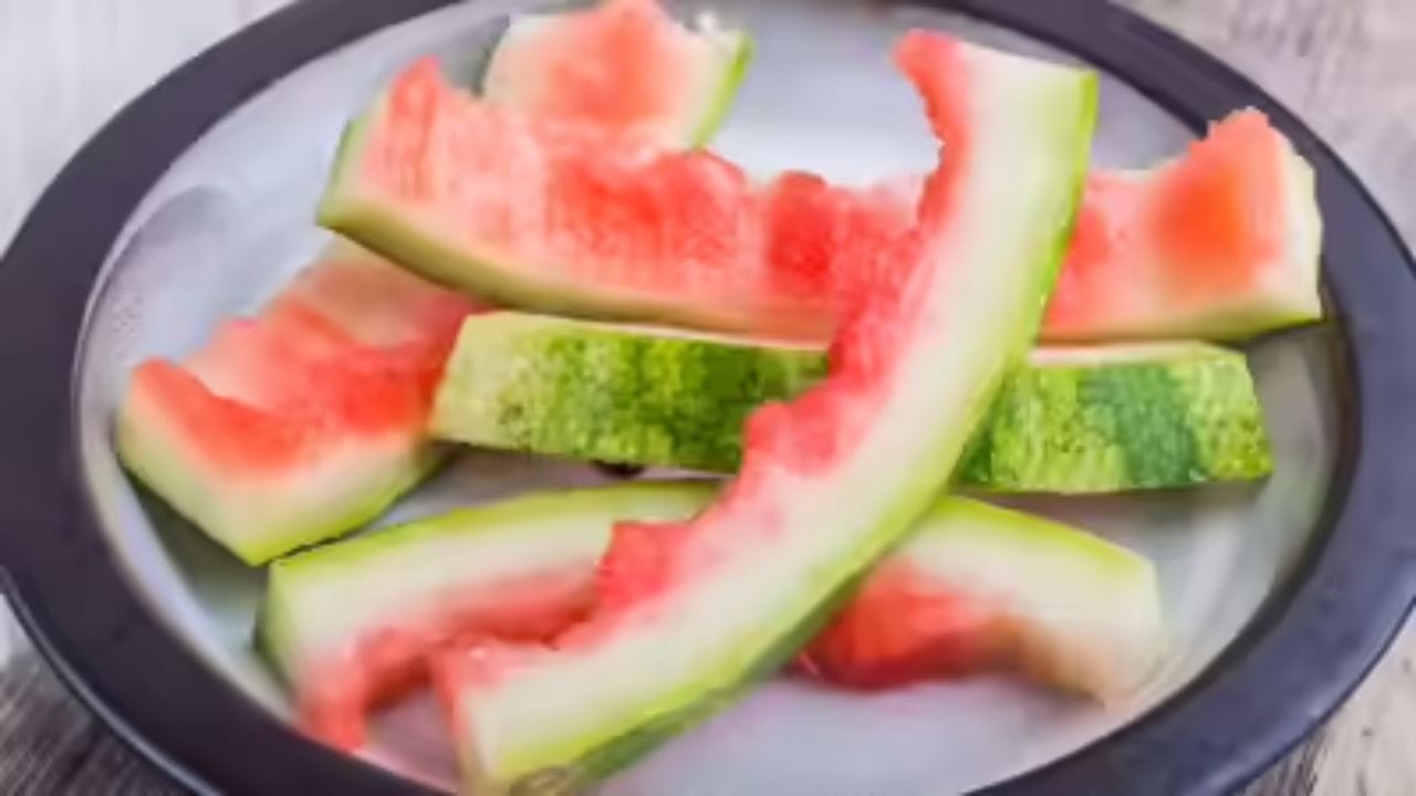 జ్యూస్: పుచ్చకాయ తొక్కలతో జ్యూస్ కూడా చేసుకోవచ్చు. ఇందులో ఫైబర్ ఎక్కువగా ఉంటుంది, ఇది జీర్ణక్రియకు, శరీరాన్ని హైడ్రేటెడ్ గా ఉంచడానికి సహాయపడుతుంది. వీటిలో విటమిన్ C, యాంటీ ఆక్సిడెంట్స్ ఉంటాయి. ఇవి రోగనిరోధక శక్తిని పెంచుతాయి. పుచ్చకాయ తొక్కలను పడేయకుండా ఇలా చేయడం వల్ల మనం ఆహారాన్ని వృథా చేయకుండా, పర్యావరణానికి కూడా మేలు చేసినవారమవుతాము.