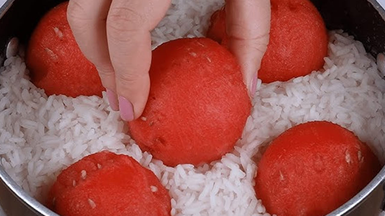 పుచ్చకాయ రైస్ ఎలా తయారు చేయాలంటే? ఇది వెజిటేబుల్ రుచిని ఇస్తుంది. ముందుగా మనం అన్నం ఎలా వండుకుని తింటామో అలాగే అన్నాన్ని వండి చల్లార్చుకోవాలి. ఇలా చేస్తే ఈ రైస్ మంచి రుచిని ఇస్తుంది.