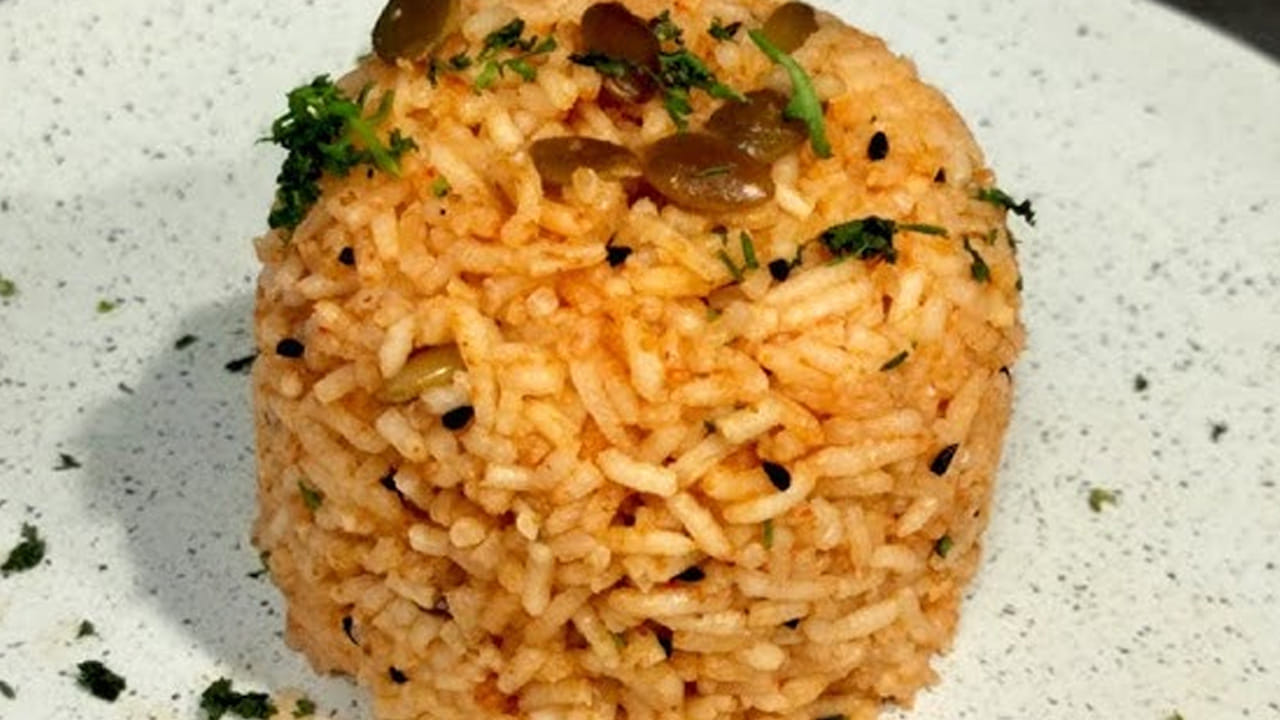 ముందుగా వీటిని పోపు పెట్టుకోవాలి: గ్యాస్ వెలిగించి పాన్లో కొద్దిగా ఆయిల్ వేసి, అది వేడయ్యాక అర టేబుల్ స్పూన్ ఆవాలు, అర టేబుల్ స్పూన్ జీలకర్ర వేయాలి.