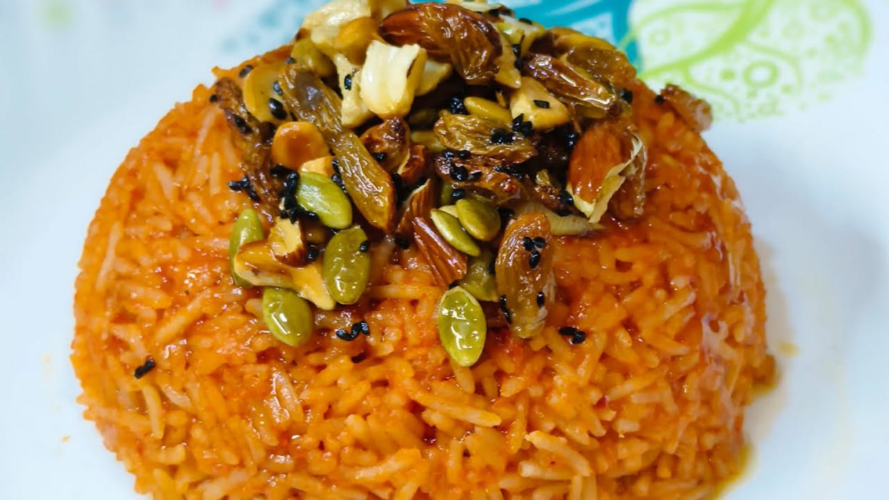 వీటిని నూనెలో బాగా వేయించుకోవాలి: ఆ తర్వాత నాలుగు ఎండు మిర్చి, కరివేపాకు ఆకులు , నాలుగు పచ్చిమిర్చి, ఒక టేబుల్ అల్లం పేస్ట్ వేసి బాగా వేయించాలి . ఉల్లిపాయ ముక్కలు వేసి గోధుమరంగు వచ్చే వరకు వేయించాలి.