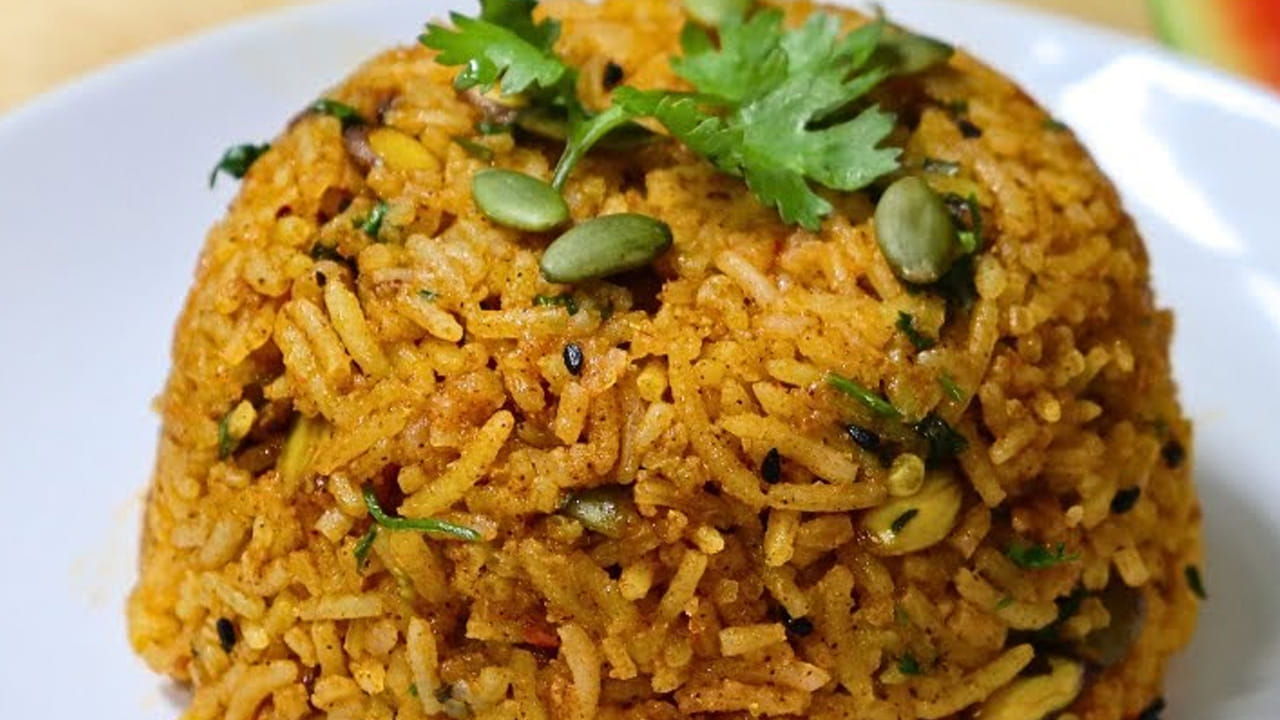 ఇప్పుడు పుచ్చకాయ ముక్కలు కూడా దానిలో వేసికుని ఒక 5 నిమిషాల పాటు పొయ్యి మీద ఉంచి బాగా కలుపుకోవాలి. తరువాత వండిన అన్నం వేసి ఉప్పు కలిపి బాగా మిక్స్ చేయాలి. చివరగా నిమ్మరసం, కొత్తిమీర వేసి కలిపి స్టవ్ ఆఫ్ చేయాలి.