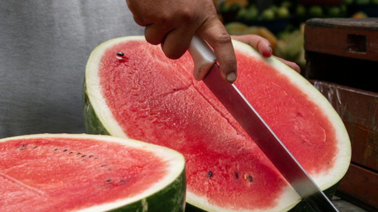 సమ్మర్ వచ్చేసింది. బయట ఎండలు మండిపోతున్నాయి. ఈ వేసవి తాపానికి చల్లని పుచ్చకాయ తినాలని చాలా మంది అనుకుంటారు.  కానీ, ప్రస్తుతం మార్కెట్‌లో దొరికే పుచ్చకాయలు ఎంతవరకు సురక్షితమైనవి? అనే ప్రశ్న చాలా మందిలో తలెత్తుతోంది. వాటి రంగును, తీపిని పెంచడానికి రసాయనాలు కలుపుతున్నారన్న వార్తలు జనాల్లో భయాందోళనకు గురిచేస్తున్నాయి. ఈ క్రమంలో కొనేముందు ఏది కల్తీ, ఏది సహజమైన పుచ్చకాయ అని తెలుసుకోవడం చాలా ముఖ్యం.