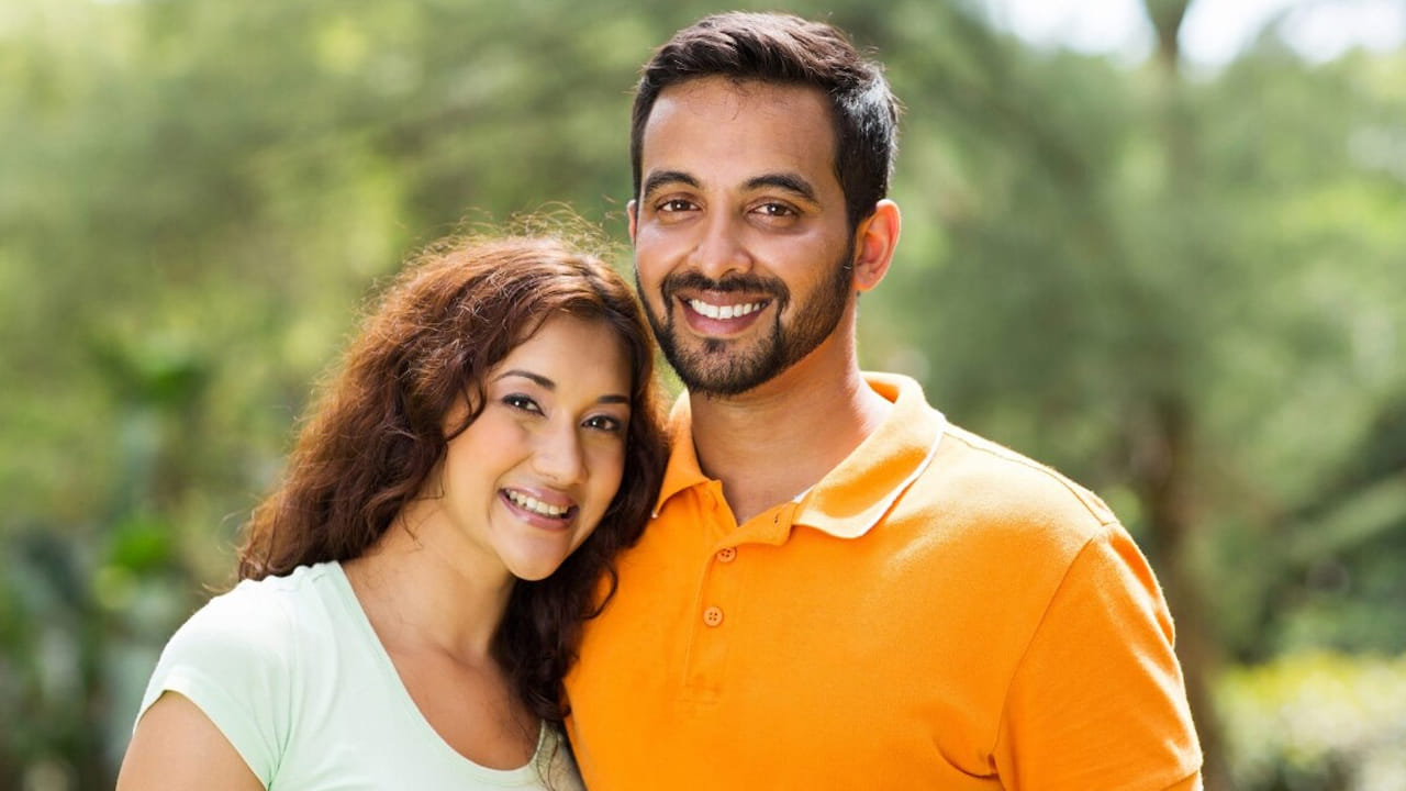 అయితే ఇలా అందరికీ జరుగుతుందా అంటే?  కొంత మందికి మాత్రం ఇలాంటి సమస్యలు ఎదురయ్యే ఛాన్స్ ఉంటుందంట. ముఖ్యంగా కొంత మంది ఇలాంటి  పరిస్థితులను ఫేస్ చేసి ఉంటారు. మంచి, ఆనందంగా ఉన్న ఫొటో షేర్ చేసిన తర్వాత వారి బంధంలో నెగటివ్‌గా అనిపించడం, అలా పెట్టిన కొ న్ని రోజుల్లోనే  ఇద్దరి మధ్య సఖ్యత లోపించడం వంటివి జరగడం జరుగుతుంటాయంట. అందువలన ఇలా భార్య భర్తలు తమ ఫొటోలను అప్లోడ్ చేసే ముందు ఒకటి రెండు సార్లు ఆలోచించాలని చెబుతున్నారు జ్యోతిష్య శాస్త్ర నిపుణులు.