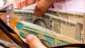 ధనం చేతిలో నిలవట్లేదా? మీ పర్సులో ఈ మార్పులు వెంటనే చేయండి!