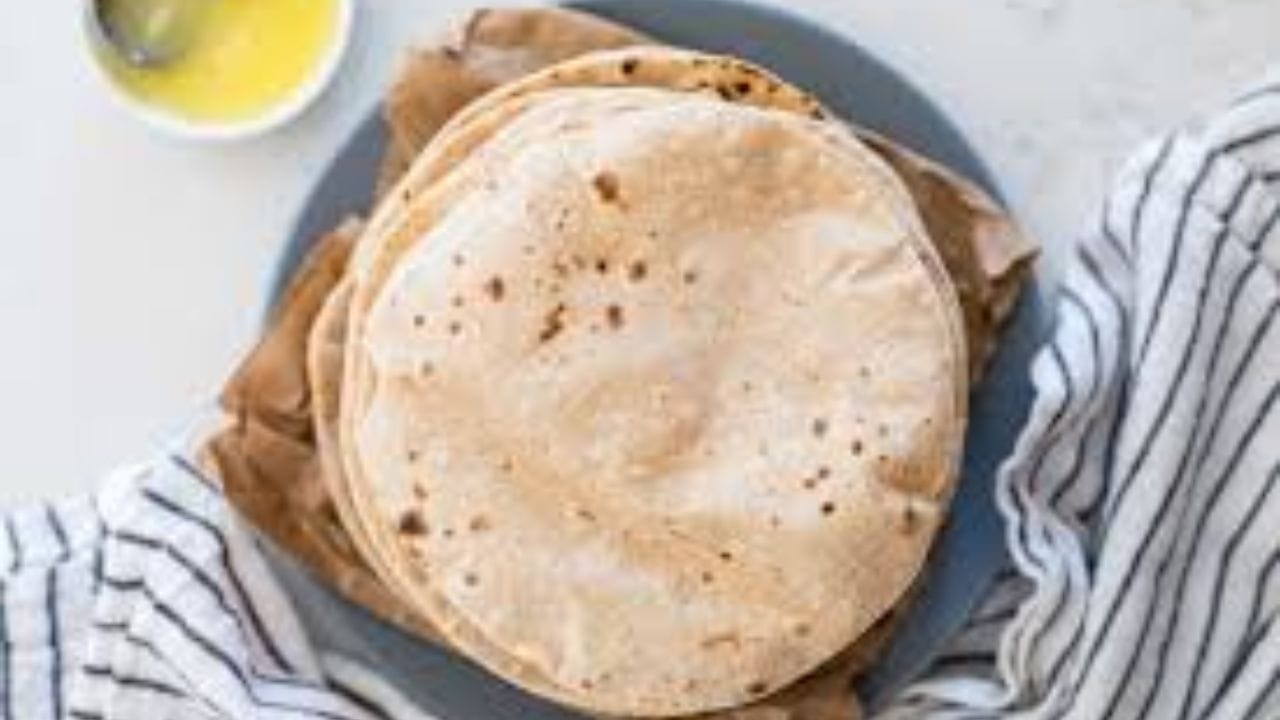 గోధుమ రొట్టె : మనం భారతీయుల్లో ఎక్కువ మంది తినేది ఇదే రొట్టే. మిగిలిన వాటితో పోలిస్తే ఇది కొంచెం త్వరగా జీర్ణమవుతుంది. అయితే ఇందులో గ్లూటెన్ ఉండటం వల్ల, అలర్జీ ఉన్నవారికి జీర్ణ సంబంధిత సమస్యలు రావచ్చు. సాధారణ జీర్ణక్రియ ఉన్నవారికి ఇది సుమారు 2.5 నుండి 3 గంటల్లో అరిగిపోతుంది.