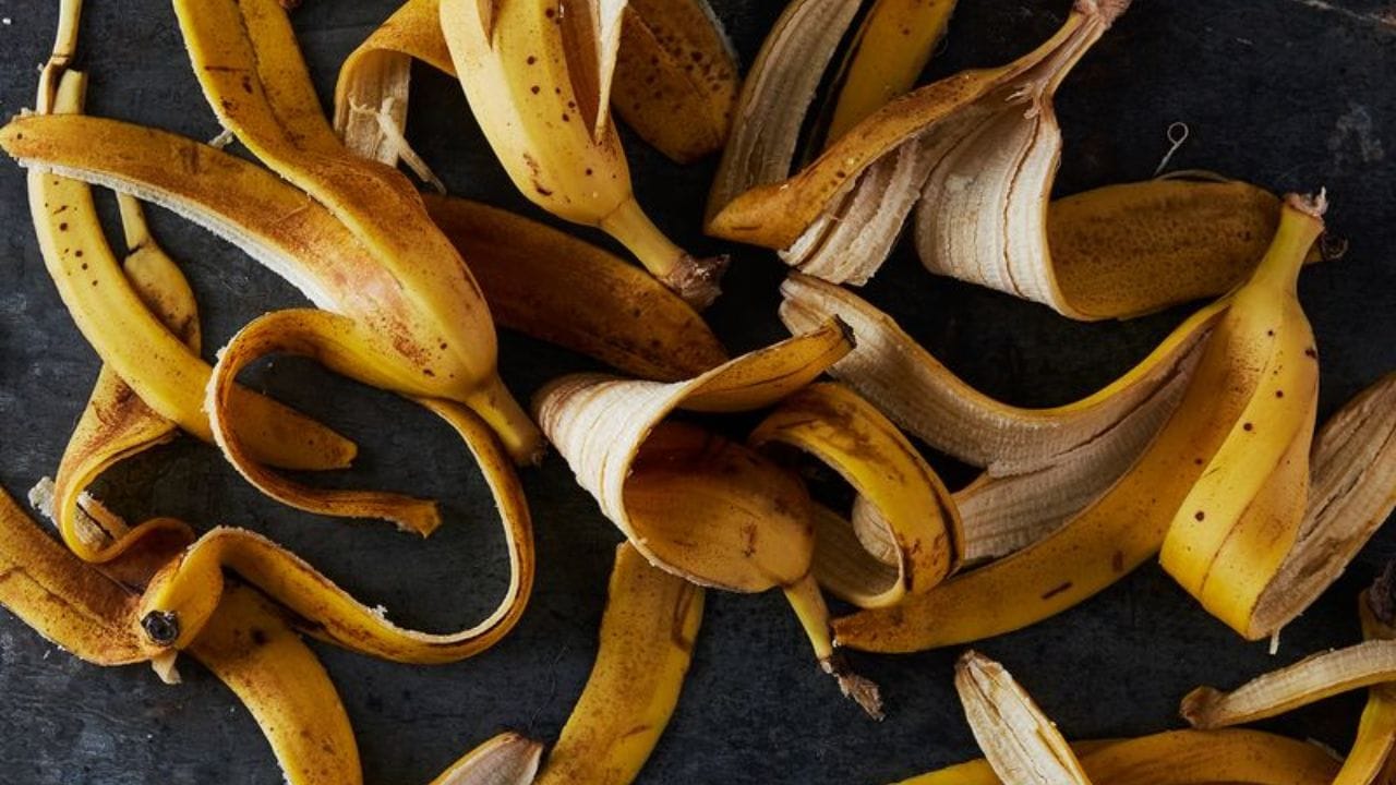 అరటి తొక్క హెయిర్‌ డైకు కావలసిన పదార్థాలు: ఎండబెట్టిన అరటపండు తొక్కలు,  కొన్ని లవంగాలు, అలోవెరా జెల్ లేదా నూనె, ఒక ఇనుప బాణలి ఇవి ఉంటే సరిపోతుంది ఇంట్లోనే ఈజీగా హెయిర్ డై తయారు చేసుకోవచ్చు. 