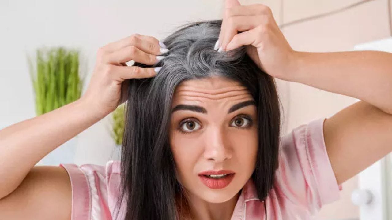 ప్రస్తుత కాలంలో 10లో 8 మంది ఈ తెల్ల జుట్టు, జుల్లు రాలడం సమస్యతో బాధపడుతున్నారు. ఇందులో ఎక్కువ శాతం యువతే ఉంటున్నారు. ఒక్కప్పుడు కేవలం వయస్సు మల్లిన వారిలో మాత్రమే కనిపించే ఈ తెల్లజుట్టు సమస్యల అంది పిన్న వయస్సు వారిలోనూ కనిపిస్తుంది. కాబట్టి ఈ సమస్యకు తాత్కాలిక పరిష్కారం కాకుండా శాశ్వత పరిష్కారం చూపడం ముఖ్యం. తెల్లజుట్టును నల్లగా మార్చడంలో అరటి పండు, లవంగాలతో తయారు చేసే హెయిర్ డై చాలా బాగా పనిచేస్తుంది. దీన్ని ఎలా తయారు చేయాలో చూద్దాం.