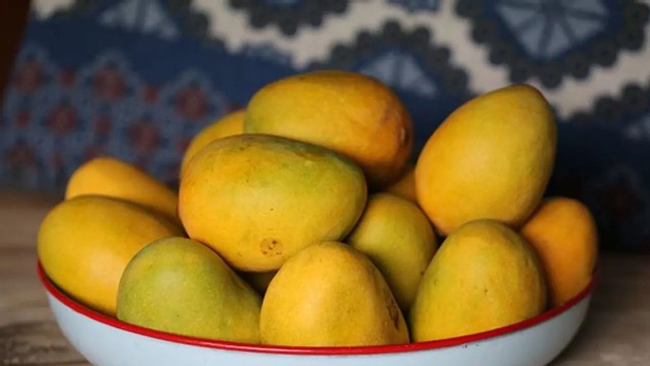 మధుమేహం: డయాబెటీస్ ఉన్న వ్యక్తులు కూడా మామిడి పండ్లతో జాగ్రత్తగా ఉండాలి. మామిడి పండ్లలో సహజ చక్కెర స్థాయిలు ఎక్కువగా ఉంటాయి. కాబట్టి మధుమేహ వ్యాధిగ్రస్తులు వీటిని తినే ముందు తప్పనిసరిగా వైద్యుల సలహా తీసుకోవాలి.