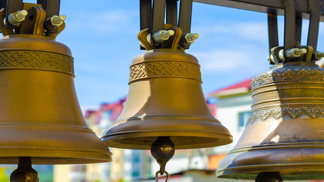 గంటానాదం ప్రాముఖ్యత - శ్లోకం: "ఆగమార్థం తు దేవానాం గమనార్థం తు రాక్షసామ్ | కురు ఘంటారవం తత్ర దేవతాహ్వాన లాంఛనమ్ ||" అంటే దైవ శక్తిని ఆహ్వానిస్తూ, అసుర శక్తులను వెనక్కి పంపుతూ చేసే ప్రక్రియే ఈ గంటానాదం.