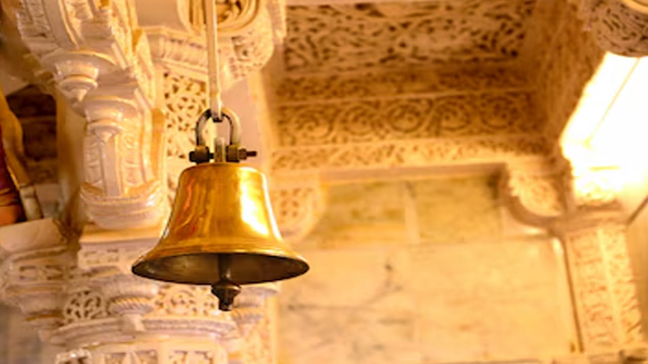 అంతేకాదు..గంట మోగించినప్పుడు వచ్చే ప్రకంపనలు గాలిలోని సూక్ష్మక్రిములను, బ్యాక్టీరియా, వైరస్‌లను నాశనం చేసే శక్తిని కలిగి ఉంటాయి. తద్వారా పర్యావరణం శుభ్రపడుతుందని శాస్త్రవేత్తలు భావిస్తారు. దేవాలయ గంట కేవలం ఒక లోహపు వస్తువు కాదు. అది మనస్సును, శరీరాన్ని దైవ ప్రార్థనకు సిద్ధం చేసే ఒక అద్భుత సాధనం. అందుకే పెద్దలు గుడిలోకి వెళ్ళగానే గంట మోగించాలని చెబుతారు.