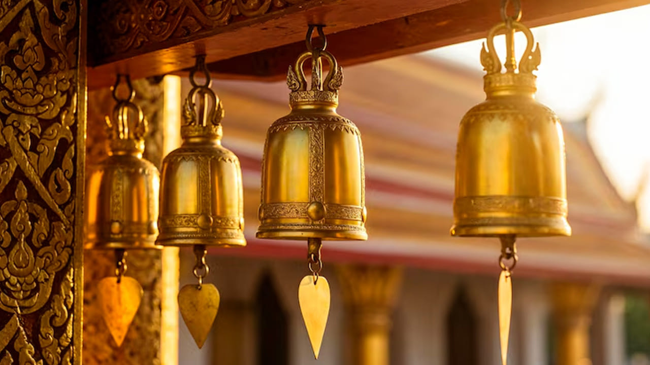 గంటను మోగించినప్పుడు వెలువడే ధ్వని ప్రతిధ్వని (Echo) సుమారు 7 సెకన్ల పాటు ఉంటుంది. ఈ ధ్వని తరంగాలు మన మెదడులోని ఎడమ, కుడి భాగాలను ఏకం చేస్తాయి. దీనివల్ల మన మెదడులోని ఏడు శక్తి కేంద్రాలు (చక్రాలు) ఉత్తేజితమై, మనస్సు ప్రశాంతంగా మారుతుంది. ఈ శబ్దం మనస్సులోని అస్తవ్యస్తమైన ఆలోచనలను దూరం చేసి, భక్తుడిని ధ్యాన స్థితిలోకి తీసుకెళ్తుంది. దీనివల్ల దైవదర్శనం సమయంలో పూర్తి ఏకాగ్రత కుదురుతుంది.