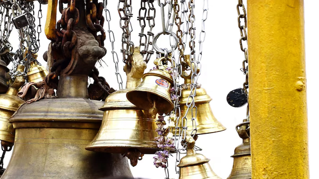 పురాణాల ప్రకారం, గంటానాదం చేయడం వల్ల దైవ శక్తి మేల్కొంటుందని భక్తుల నమ్మకం. గంట మోగించడం అంటే భగవంతుడికి నమస్కరిస్తూ, మన ఉనికిని తెలియజేయడం. నేను నీ సన్నిధికి వచ్చాను, నా విన్నపాన్ని ఆలకించు అని దేవుడిని ప్రార్థించడానికి ఇది ఒక సంకేతం. గంటానాదం వల్ల కలిగే పవిత్ర ధ్వని దుష్ట శక్తులను పారద్రోలి, సాత్విక ప్రకంపనలను సృష్టిస్తుంది. 