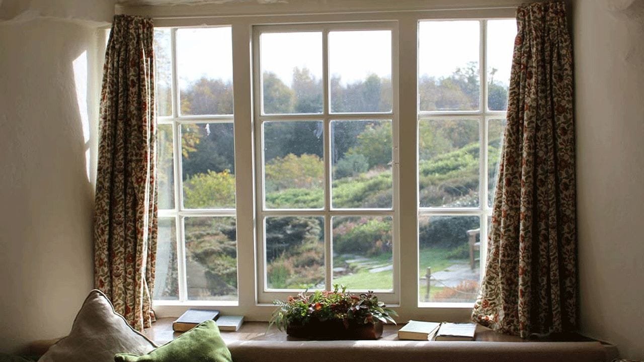 కిటికీల నిర్వహణ: ఉదయం 10 నుండి సాయంత్రం 5 గంటల వరకు కిటికీలు, తలుపులు మూసి ఉంచి మందపాటి తెరలు వేయాలి. దీనివల్ల బయట ఉండే వేడి గాలి లోపలికి రాదు. కిటికీ తెరలపై కొద్దిగా నీరు చల్లితే, బయటి నుండి వచ్చే గాలి ఆ తేమను తగిలి చల్లగా మారుతుంది. ఇలా చేయడం వల్ల మీరు ఇంటిని సహజంగా చల్లగా ఉంచుకోవచ్చు.