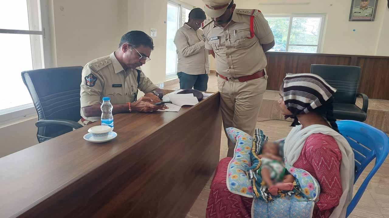 పన్నెండు రోజుల పసిబిడ్డతో ఎస్పీ కార్యాలయానికి వచ్చిన యువతి.. ఖంగుతిన్న పోలీసులు..!