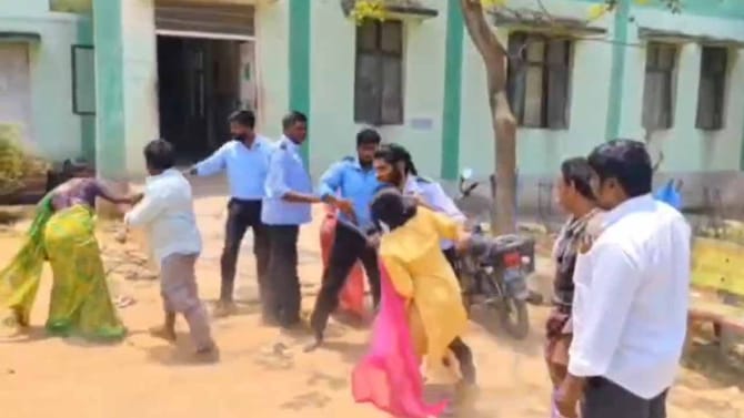 చెప్పుల కోసం పొట్టుపొట్టుగా కొట్టుకున్న మహిళలు!