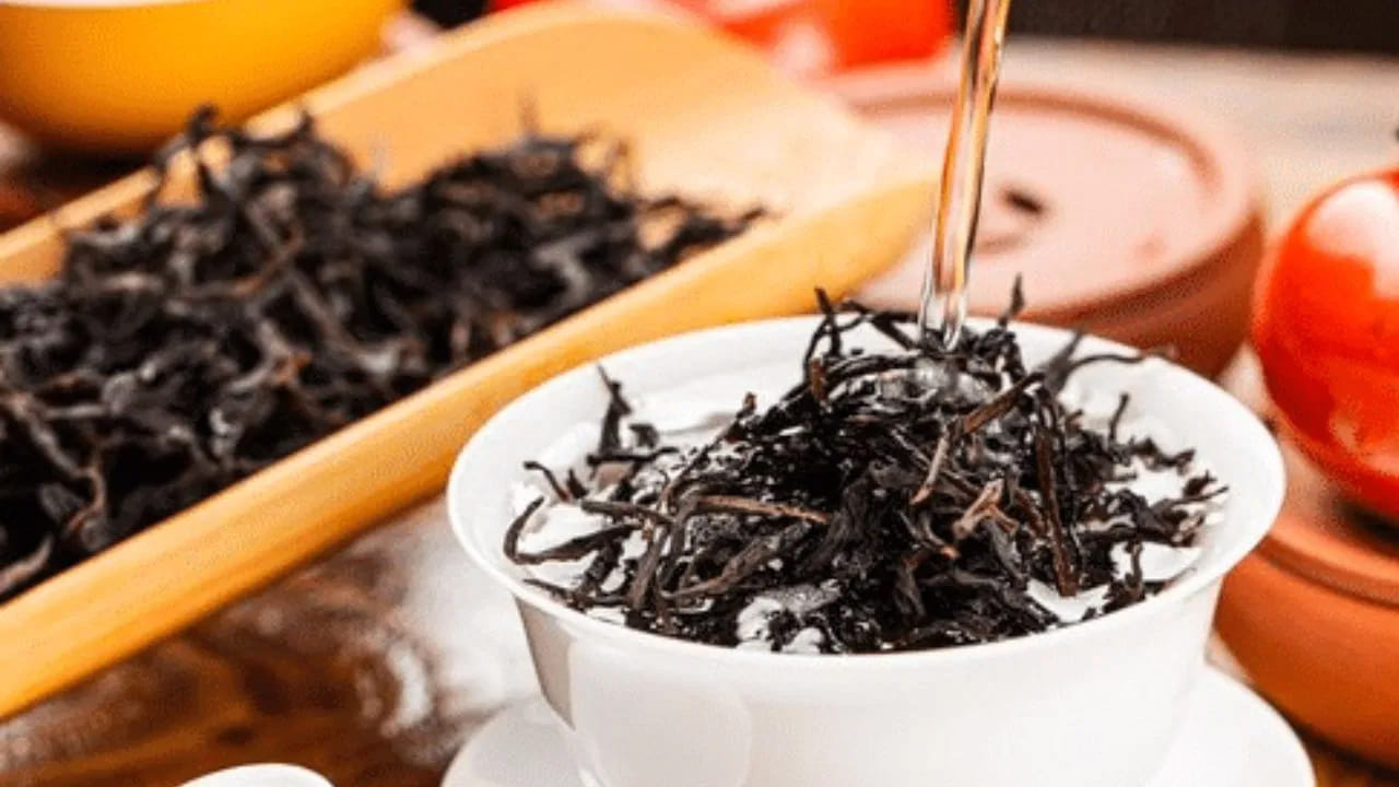 ఆరోగ్య ప్రయోజనాలు: ఈ టీ కేవలం విలాసం మాత్రమే కాదు, ఇందులో అద్భుతమైన ఆరోగ్య గుణాలు ఉన్నాయని చైనీయులు నమ్ముతారు. ఇది జీర్ణక్రియను మెరుగుపరచడమే కాకుండా రక్త ప్రసరణను క్రమబద్ధీకరిస్తుందని, అనేక దీర్ఘకాలిక వ్యాధులను నయం చేస్తుందని వారి నమ్మకం.
