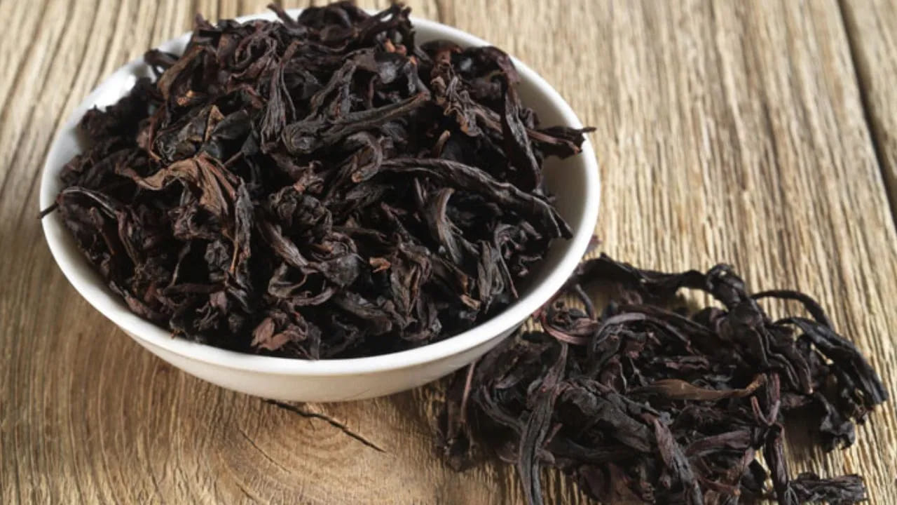 సామాన్యులకు దొరుకుతుందా?: వందల ఏళ్ల నాటి అసలైన తల్లి చెట్ల టీ బిలియనీర్లకు కూడా దొరకడం ఇప్పుడు కష్టమే. అయితే అవే చెట్ల కొమ్మల నుండి అంటుకట్టి పెంచిన కొత్త తరం టీ మొక్కల ద్వారా లభించే టీ మార్కెట్లో అందుబాటులో ఉంది. దీని ధర కిలోకు సుమారు రూ. 8,000 నుండి ప్రారంభమవుతుంది. టీ అంటే ప్రాణమిచ్చే వారు ఈ రకమైన టీని రుచి చూడవచ్చు.
