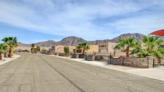 ట్రైన్ సీట్‌లో ఆక్సిజన్ మాస్క్..? ట్రైన్ జర్నీ చేస్తున్నామా.. హాస్పిటల్‌లో ఉన్నామా..