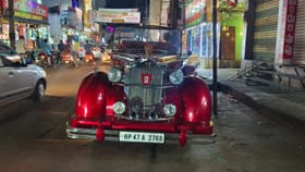 నరసాపురం వీధుల్లో వింటేజ్ కారు చక్కర్లు.. చూస్తే మతి పోవాల్సిందే