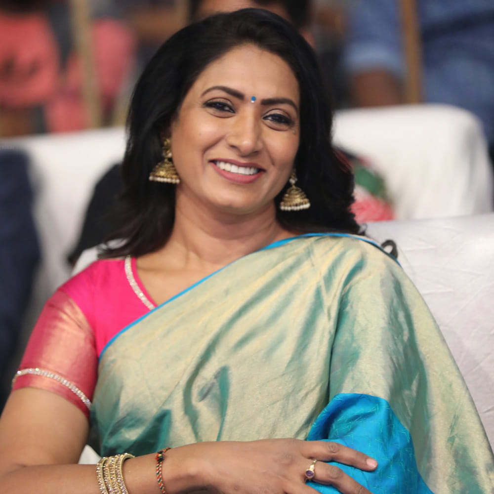 ఆరోగ్యం, ఆహార అలవాట్ల గురించి మాట్లాడుతూ, చిన్నప్పటి నుంచే తనకు ఆరోగ్య క్రమశిక్షణ అలవడిందని తెలిపారు. తాను సన్నగా ఉన్నప్పటికీ అన్ని రకాల ఆహారాన్ని తక్కువ పరిమాణంలో తీసుకుంటానని వివరించారు. తాను నాన్-వెజిటేరియన్ కానప్పటికీ, ఇంట్లో అందరి కోసం నాన్-వెజ్ వంటలు (బిర్యానీ వంటివి) బాగా వండుతానని చెప్పారు. ఆమె జీవితంలో దైవభక్తికి అధిక ప్రాధాన్యత ఇస్తారు. ప్రతి రోజూ ఉదయం 4 గంటలకు నిద్రలేచి స్నానం చేసి, లలితా సహస్రనామం లేదా విష్ణు సహస్రనామం పఠిస్తూ పూజ చేస్తానని, దీపం పెట్టకుండా ఇంటి నుండి బయటికి వెళ్లనని తెలిపారు.
