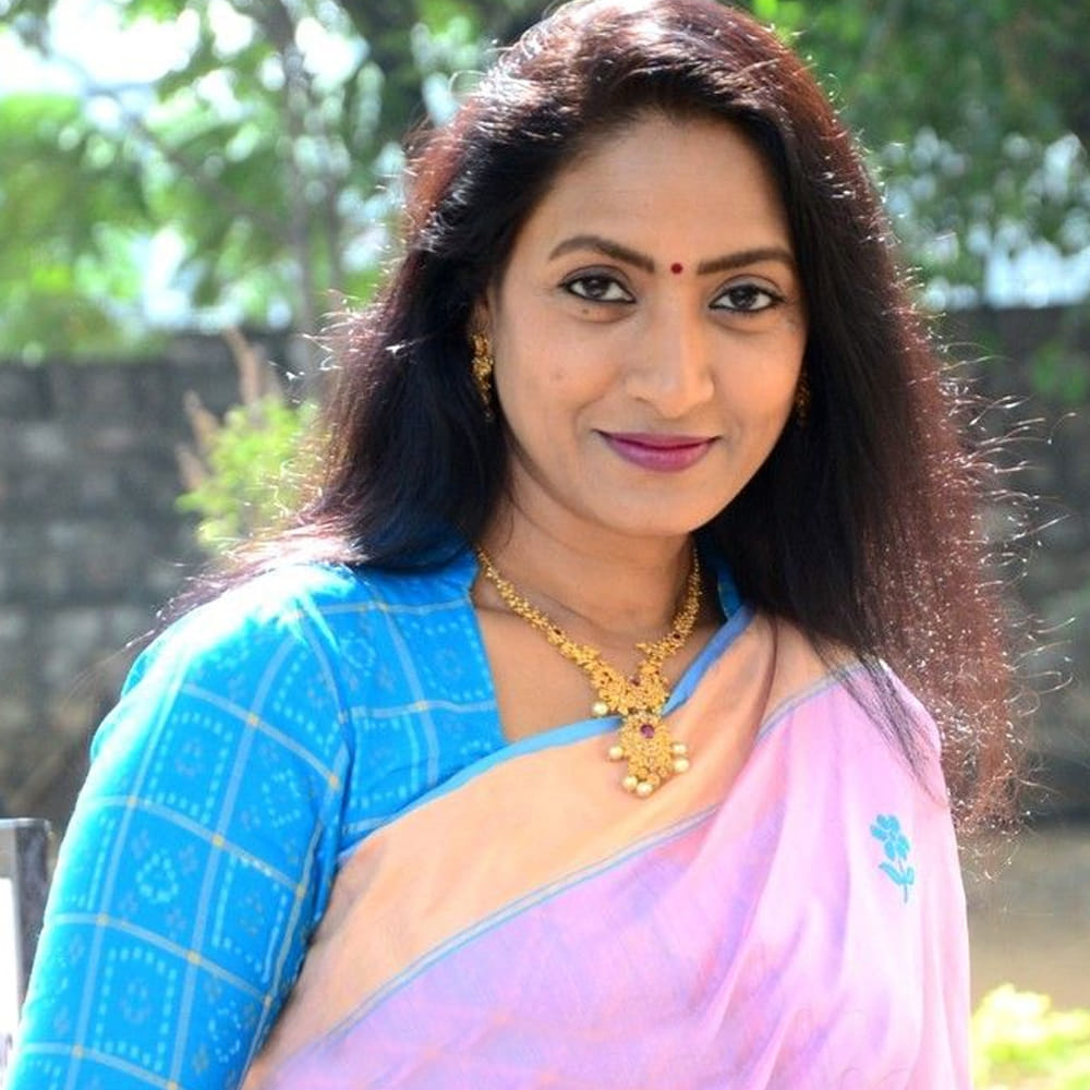 మానసిక ప్రశాంతత కోసం పూజ ఎంత అవసరమో, శారీరక ఆరోగ్యం కోసం యోగా, వ్యాయామం కూడా అంతే అవసరమని ఆమె నమ్ముతారు. పబ్బులు, పార్టీల వంటి వాటికి దూరంగా ఉండి, కుటుంబంతో, పనితో సంతోషంగా గడుపుతానని ఆమె వివరించారు. తాను డైటింగ్ పేరిట ఆహారాన్ని పూర్తిగా మానేయనని స్పష్టం చేశారు. ఉదయం బ్రేక్‌ఫాస్ట్, మధ్యాహ్నం లంచ్, రాత్రి డిన్నర్.. ఇలా మూడు పూటలా తిన్నప్పటికీ, కేవలం 'పోర్షన్ కంట్రోల్' పాటించడమే తన ఫిట్‌నెస్‌కు ప్రధాన కారణమని ఆమె వివరించారు.