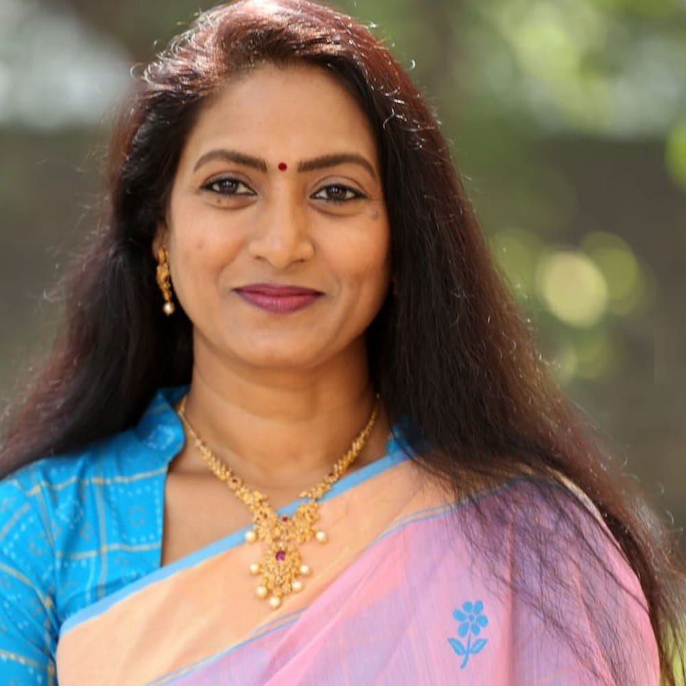 ఆమని తన కెరీర్ ప్రారంభంలోనే ఇండస్ట్రీలోని పెద్దల నుండి క్రమశిక్షణ, సరైన విశ్రాంతి ప్రాముఖ్యతను నేర్చుకున్నారు. రాత్రి త్వరగా పడుకుని, ఉదయాన్నే త్వరగా లేవడం వల్ల ముఖంలో సహజమైన గ్లో ఎప్పటికీ అలాగే ఉంటుందని ఆమె నమ్ముతారు. తెలుగు చలనచిత్ర పరిశ్రమలో 'మిస్టర్ పెళ్ళాం', 'శుభ సంకల్పం' వంటి ఎన్నో అద్భుతమైన చిత్రాల ద్వారా ప్రేక్షకుల హృదయాల్లో చెరపలేని ముద్ర వేసుకున్నారు. ప్రస్తుతం బుల్లితెరపై, వెండితెరపై సందడి చేస్తున్నారు. 