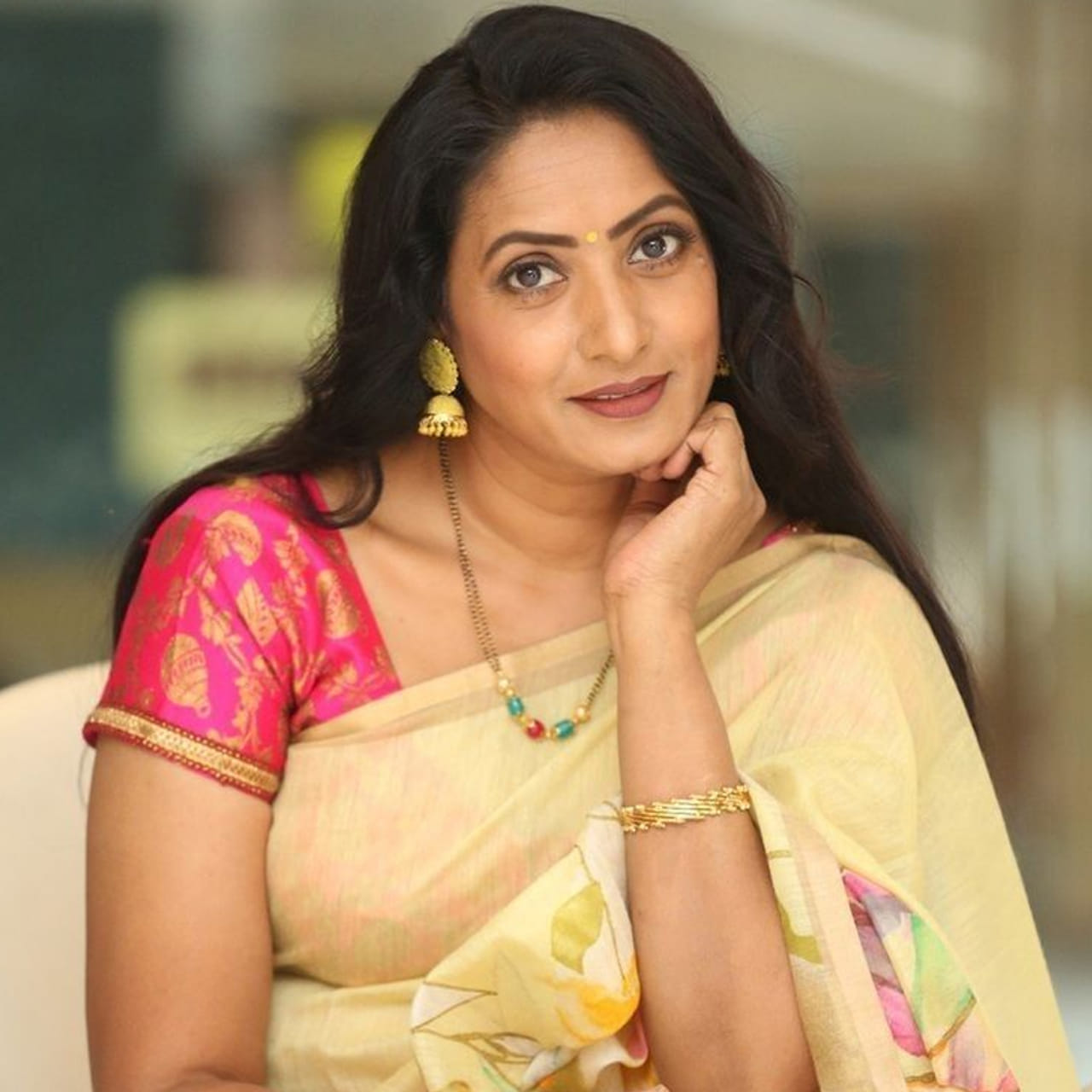 ప్రముఖ నటి ఆమని ఇటీవల తన ఆరోగ్య రహస్యాలు, వృత్తిపరమైన క్రమశిక్షణ, వ్యక్తిగత జీవితం, రాబోయే నారి చిత్రం గురించి వివరంగా మాట్లాడారు. దర్శకుడు ఈవివి సత్యనారాయణ తన కెరీర్ ప్రారంభంలోనే నటన ఒక్కటే కాకుండా, ఒక నటికి ఉండాల్సిన లక్షణాలు, క్రమశిక్షణ, స్కిన్ కేర్, సరైన నిద్ర ప్రాముఖ్యతను నేర్పించారని ఆమె గుర్తు చేసుకున్నారు. ప్రొడక్షన్ నుండి ఏమీ ఆశించకుండా, తనకంటూ ఒక స్థాయి వచ్చిన తర్వాత అన్నీ వాటంతట అవే లభిస్తాయని ఈవివి సత్యనారాయణ చెప్పిన పాఠం తన జీవితంలో చాలా కీలకమని ఆమని పేర్కొన్నారు.