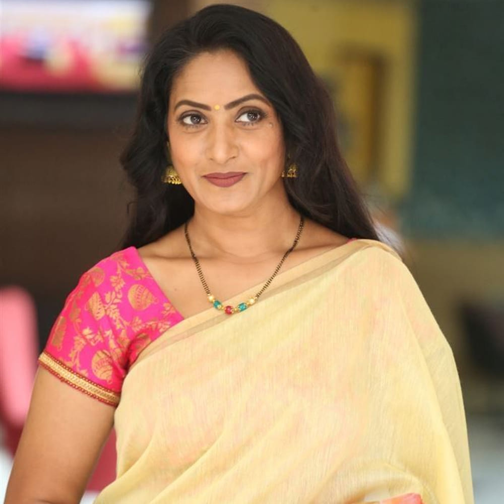 ఆమని పుట్టి పెరిగిన కుటుంబ నేపథ్యం వల్ల ఆమెకు చిన్నప్పటి నుంచే పూర్తి శాకాహార అలవాట్లు వచ్చాయి. ఆమె విశ్వబ్రాహ్మిణ్ కుటుంబానికి చెందినవారు కావడం, అలాగే వారి అమ్మ  కూడా నాన్-వెజ్ తినకపోవడంతో ఆమనికి చిన్నతనం నుంచే మాంసాహారం అంటే ఇష్టం ఉండేది కాదు. ఇంట్లో పిల్లల కోసం ఆమె స్వయంగా ఎంతో రుచికరమైన నాన్-వెజ్ వంటలు , బిర్యానీలు వండినప్పటికీ, ఆమె మాత్రం వీటికి పూర్తిగా దూరంగా ఉంటారు. ఈ పూర్తి శాకాహార శైలి ఆమె జీర్ణక్రియను మెరుగుపరచడంలో ఎంతగానో తోడ్పడుతోంది.