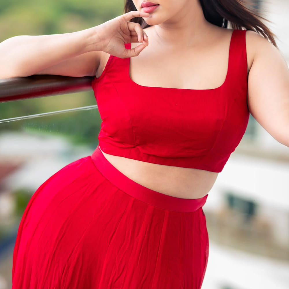 సినిమాల్లో హీరోయిన్‌గా రాణించడం అంత ఈజీ కాదు..ఎంతో మందిముద్దుగుమ్మలు ప్రస్తుతం ఇండస్ట్రీలో రాణిస్తున్నారు. కానీ కొంతమంది భామలు మాత్రం ఈ రేస్ లో వెనకబడిపోతున్నారు. కొందరు హీరోయిన్స్ ఓవర్ నైట్ లో స్టార్ డమ్ తెచ్చుకుంటున్నారు. ఒకే ఒక్క సినిమాతో రాత్రికి రాత్రి పాపులర్ అయిన ముద్దుగుమ్మలు చాలా మంది ఉన్నారు. వారిలో ఈ అమ్మడు ఒకరు. ఒకే ఒక్క సినిమాతో విపరీతమైన క్రేజ్ తెచ్చుకుంది. 