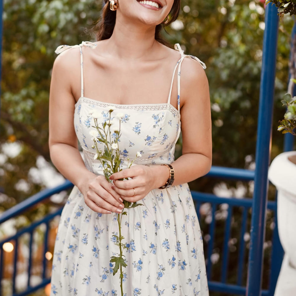 ప్రస్తుతం సినిమా ఇండస్ట్రీలో యంగ్ హీరోయిన్స్ హావ నడుస్తుంది. చాలా మంది కుర్రభామలు దూసుకుపోతున్నారు. సినిమా సినిమాకు కొత్త అందాల భామలు ఎంట్రీ ఇస్తూ ప్రేక్షకులను ఆకట్టుకున్నటున్నారు. కొంతమంది భామలు ఓవర్ నైట్ లో స్టార్స్ గా మారిపోతుంటే మరికొంతమంది స్టార్స్ అవ్వడం కోసం విపరీతంగా ప్రయత్నిస్తున్నారు.