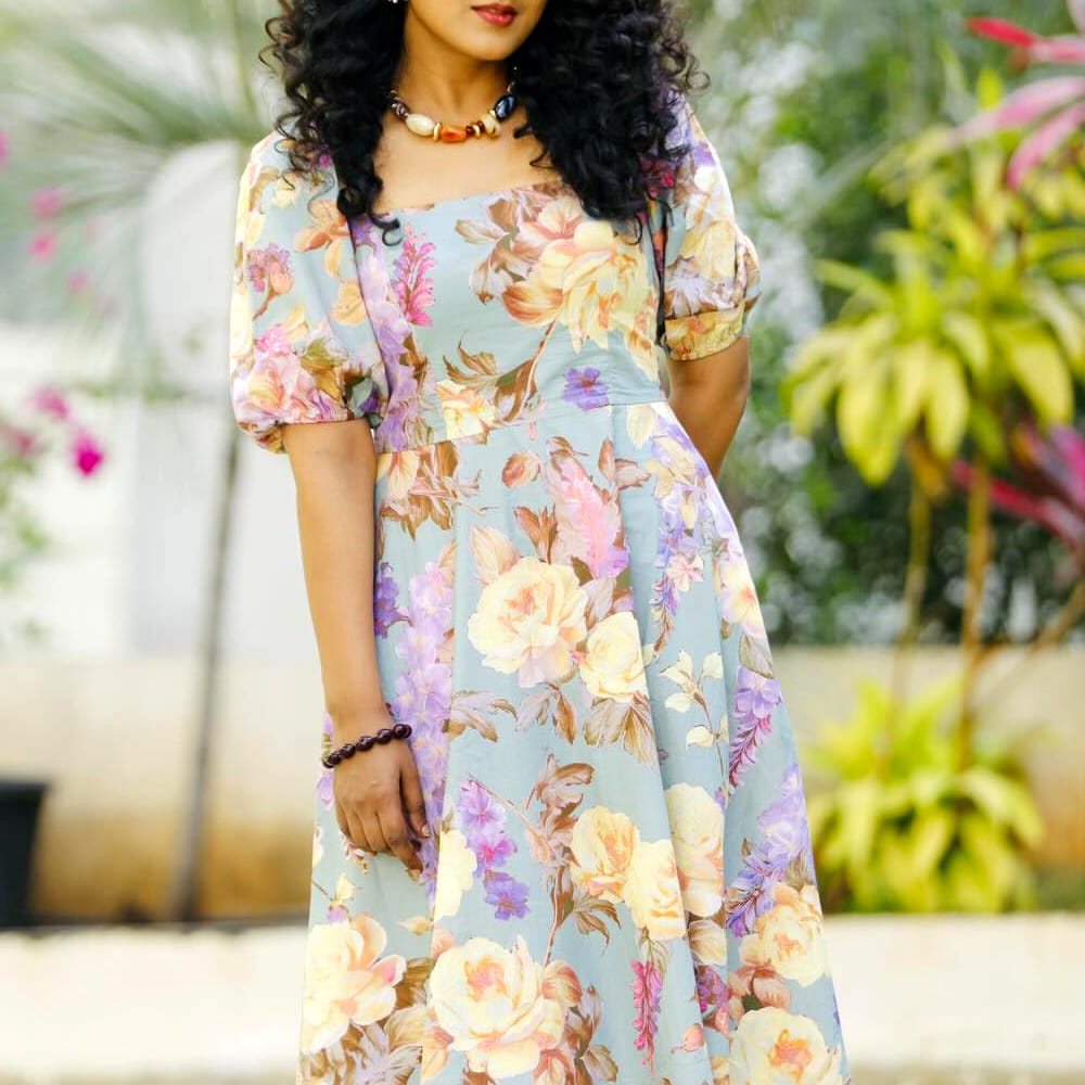 తాజాగా ఓ ముద్దుగుమ్మ విజయ్ తో ఉన్న ఓల్డ్ ఫోటో షేర్ చేసి అభిమానులను ఆకట్టుకుంది. ఈ ఫొటోలో ఉన్న హీరోయిన్ ఎవరో గుర్తుపట్టారా.? ఆమె ఓ క్రేజీ హీరోయిన్.. తెలుగులో స్టార్ హీరోలతో నటించి మెప్పించింది. అల్లు అర్జున్, ఎన్టీఆర్ లతో బ్లాక్ బస్టర్స్ అందుకుంది. ఆమె ఎవరో తెలుసా.? విజయ్ తో ఉన్న ఈ చిన్నారి ఇప్పుడు ఇండస్ట్రీలో స్టార్ హీరోయిన్.. ఆమె ఎవరో గుర్తుపట్టారా.? 