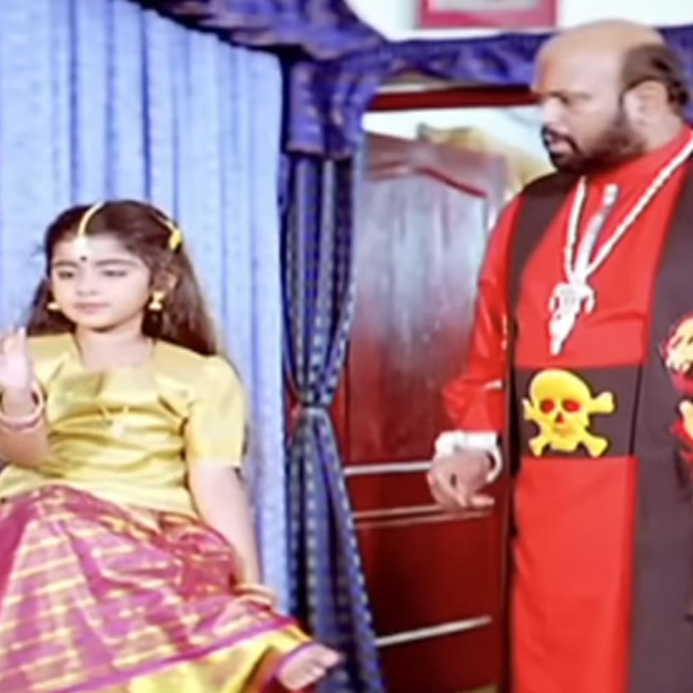 ముఖ్యంగా దేవుడి సినిమాలు, అమ్మవారి సినిమాల్లో ఎక్కువగా కనిపించింది ఆ చిన్నది. పై ఫొటోలో నటుడు రామిరెడ్డితో ఉన్న చిన్నారి ఎవరో గుర్తుపట్టారా.? ఆ చిన్నది చాలా ఫెమస్.. చాలా సినిమాల్లో చైల్డ్ ఆర్టిస్ట్ గా నటించి మెప్పించింది. ఇప్పుడు ఆ చిన్నారి ఇప్పుడు హీరోయిన్ లుక్ లోకి మారిపోయింది. తన అందంతో కుర్రకారును లవ్ లో పడేస్తుంది ఆ భామ. ఆ ముద్దుగుమ్మ పేరు అక్షయ జయరాం.
