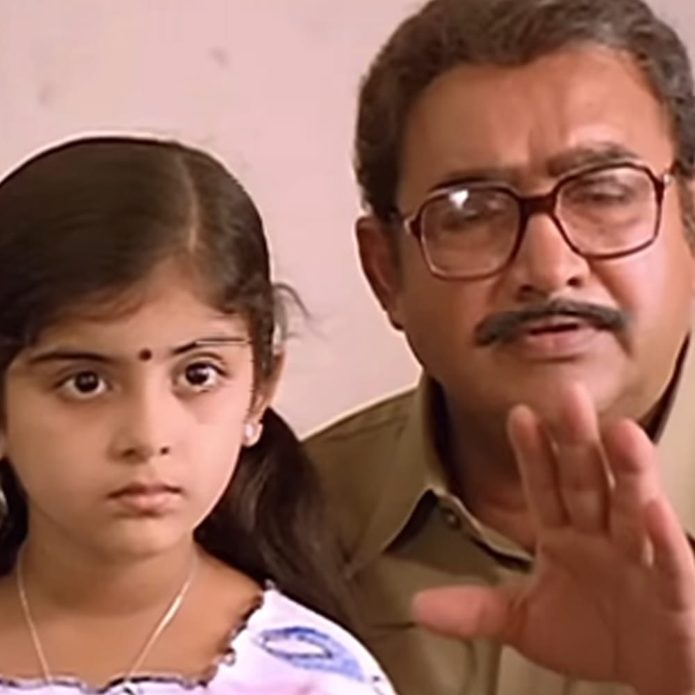  సినిమాల్లో హీరోలు, హీరోయిన్స్ మాత్రమే కాదు చాలా మంది చైల్డ్ ఆర్టిస్ట్‌లు కూడా తన నటనతో ప్రేక్షకులను అలరించారు.  ఎంతో మంది చైల్డ్ ఆర్టిస్ట్ లు మంచి క్రేజ్ సొంతం చేసుకున్నారు. చాలా మంది చైల్డ్ ఆర్టిస్ట్‌లు తమ నటనతో ప్రేక్షకులను మెప్పించారు. సినిమాల్లో కనిపించేది కొంతసేపే అయినా తన నటనతో ప్రేక్షకులకు గుర్తుండిపోతుంటారు. ఇక ఇప్పుడు చాలా మంది గుర్తుపట్టలేనంతగా మారిపోయారు. 